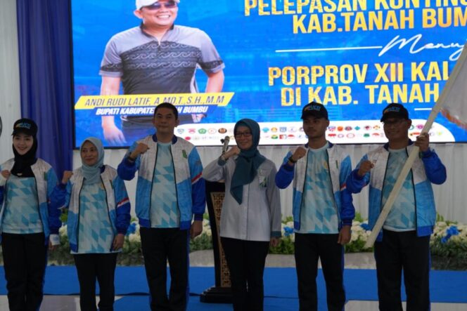 
 Bupati Andi Rudi Latif Lepas 1.123 Kontingen Tanah Bumbu ke Porprov XII Kalsel