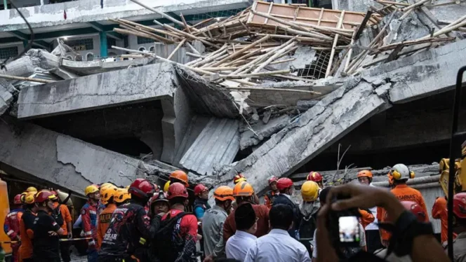 
 Tim Basarnas melihat bangunan pasca penutupan operasi SAR di Pondok Pesantren (Ponpes) Al Khoziny di Kecamatan Buduran, Sidoarjo, Jawa Timur, Selasa (7/10/2025) Foto: Istimewa