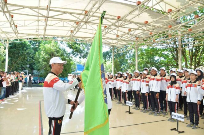 
 MELEPAS - Pelepasan kontingen atlet Kabupaten HSS untuk Porprov XII Kalsel, Sabtu (18/10/2025) Foto: Prokopim HSS