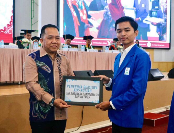 
 Dukung Pendidikan Tinggi, H. Sudian Noor Serahkan Bantuan KIP untuk Mahasiswa UIN Antasari