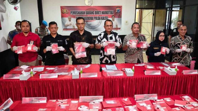 
 Ungkap 49 Kasus, Ditresnarkoba Kalsel Musnahkan1,4 Kg Sabu dan 396 Pil Ekstasi