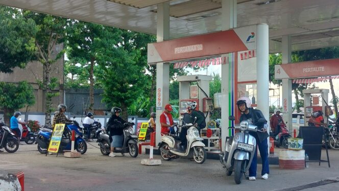 
 Antrean panjang terjadi pada area pengisian Pertamax 92 di SPBU Trikora Banjarbaru