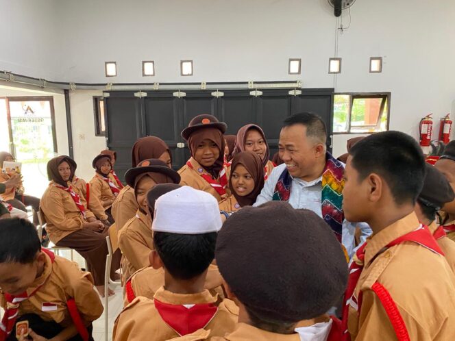 
 Dari Tawa Jadi Inspirasi: Momen Hangat H. Sudian Noor Bersama Anak Sekolah Rakyat di Banjarbaru