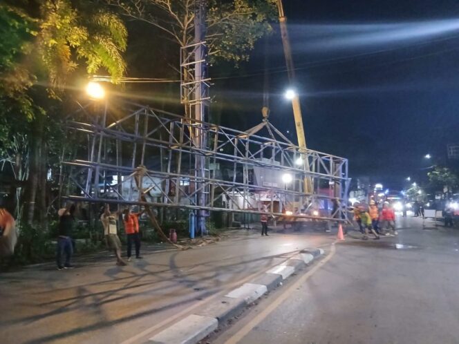 
 Satpol PP Banjarmasin Bongkar Reklame Melanggar Aturan, Enam Titik Ditindak