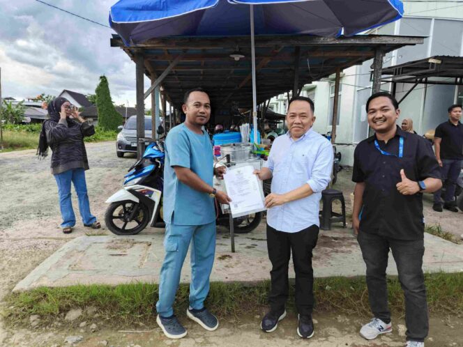 
 Dorong UMKM Naik Kelas, H. Sudian Noor Bagikan Sertifikat Halal di Tanah Bumbu