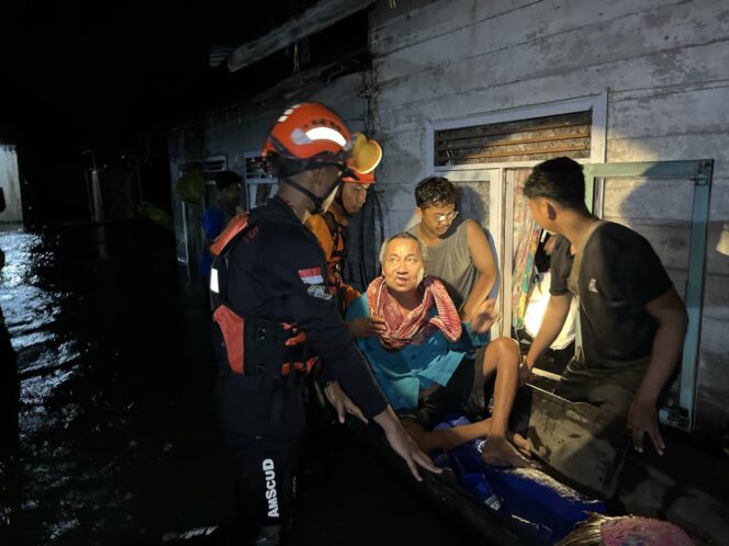 
 Evakuasi salah seorang warga oleh Kansar Banjarmasin.(foto : Kansar Banjarmasin)
