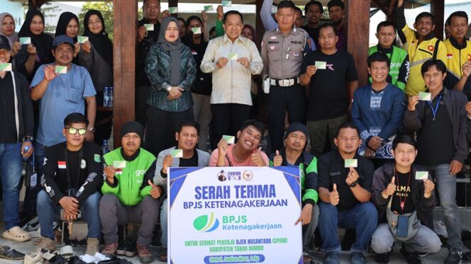 
 Dukung Komunitas Ojek Online di Tanah Bumbu, H. Sudian Noor Salurkan Bantuan Keserasian Sosial