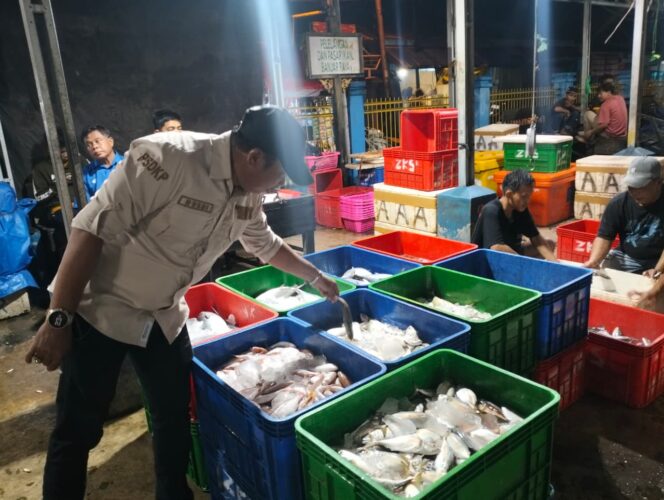 
 Pemprov Kalsel Bagikan 2,1 Ton Ikan pada Momen 5 Rajab untuk Dapur Umum Relawan