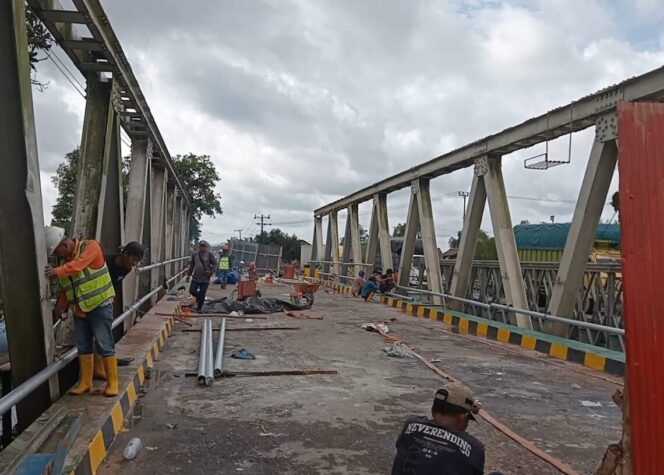 
 Jembatan Sungai Batang Banyu 1 Bisa Dilintasi Lagi, Bupati Tala Pastikan Aman