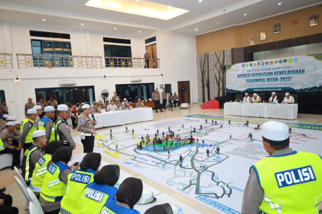 
 Polda Kalsel Gelar Apel Pasukan Operasi Sekumpul Intan 2025 Jelang Pengajian 5 Rajab