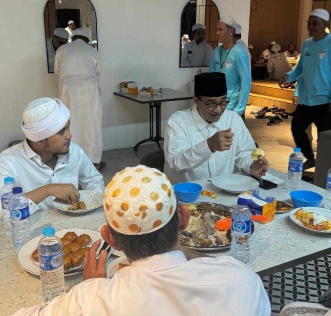 
 Anies Baswedan Hadiri Pengajian 5 Rajab Sekumpul Bersama Jutaan Jemaah