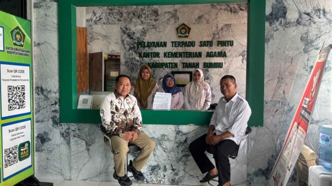 
 Kunjungi Kemenag Tanah Bumbu, H. Sudian Noor: Jangan Rugikan Jamaah Haji karena Persoalan Data