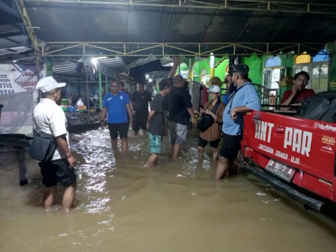 
 Adrizal dan Habib Umar Serahkan Bantuan Sembako ke Dapur Umum Terdampak Banjir Di Kab. Banjar