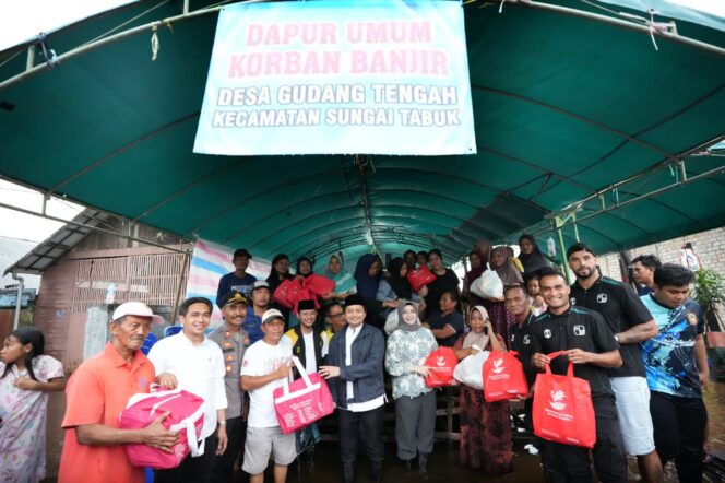 
 Instruksi Gubernur, Wagub Hasnuryadi Salurkan Bantuan Banjir di Sungai Tabuk Kabupaten Banjar