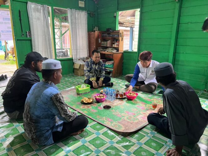 
 Terima Bantuan Renovasi Rumah, Pak Wahyu Ucapkan Terima Kasih kepada H. Sudian Noor