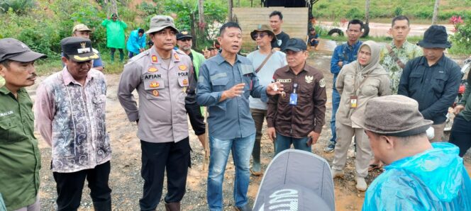
 Aparat kepolisian turun langsung mengecek batas lahan dalam kasus sengketa lahan 35 hektare Desa Kiram yang dilaporkan ke Polda Kalsel karena diduga diserobot dan dialihkan menjadi kebun sawit.(ist)