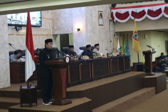 
 Wagub Kalsel Sampaikan Penjelasan Tiga Raperda dalam Rapat Paripurna DPRD