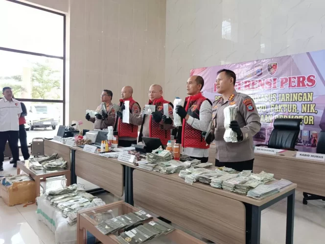 
 Polda Kalsel Bongkar Jaringan Pemalsuan STNK dan BPKB Lintas Provinsi, Enam Tersangka Diamankan