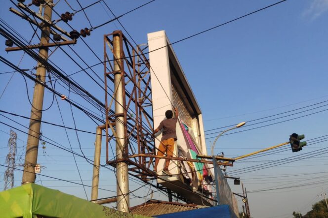 
 Banjarmasin Mulai Tertibkan Baliho Ilegal dan Kabel Semrawut