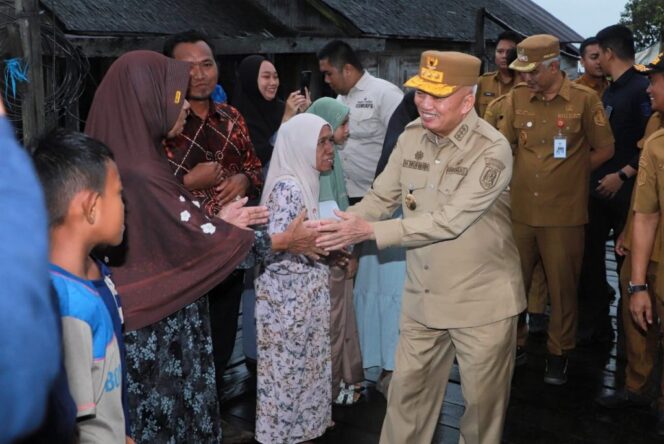 
 Gubernur Muhidin Serahkan Bantuan dan Tampung Aspirasi Warga Terdampak Banjir di HSU