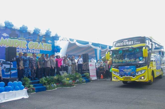 
 Polda Kalsel Berangkatkan 617 Pemudik Lewat Program Mudik Aman, Keluarga Aman
