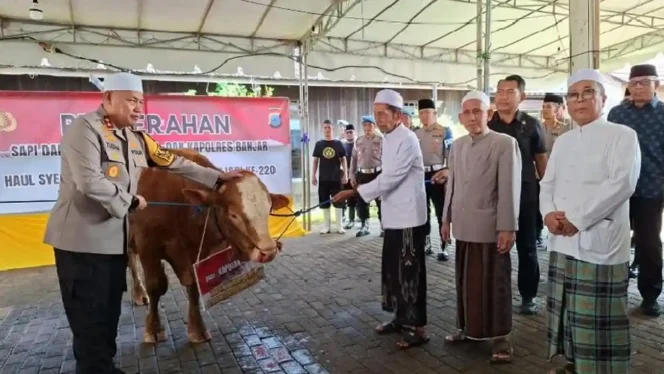 
 Polda Kalsel Serahkan Dua Ekor Sapi untuk Konsumsi Haul Datu Kalampayan ke-220