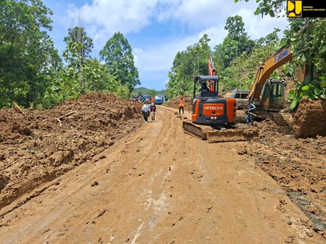 
 Longsor di Mantewe Sempat Putus Akses Tanahbumbu–HSS, Jalan Kini Kembali Normal