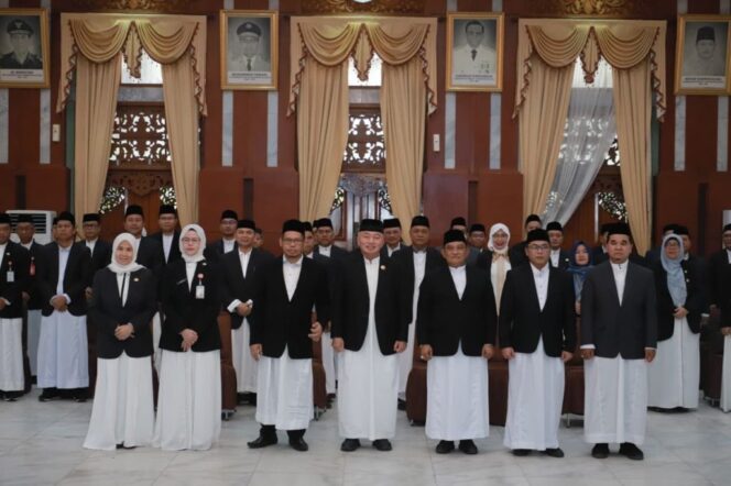 
 Gubernur Muhidin Lantik Enam Pejabat Pimpinan Tinggi Pratama Pemprov Kalsel