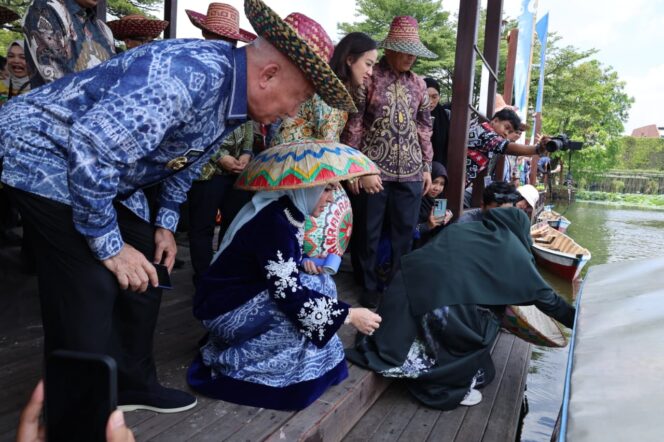 
 Gubernur Kalsel Resmikan Dermaga Pasar Terapung di TMII, Angkat Budaya Banua ke Kancah Nasional