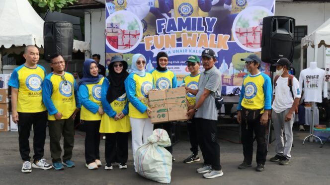 
 Bersama Istri Wagub Kalsel drg. Ellyana Trisya; Family Fun Walk dan Aksi Peduli Lingkungan IKA UNAIR Kalsel