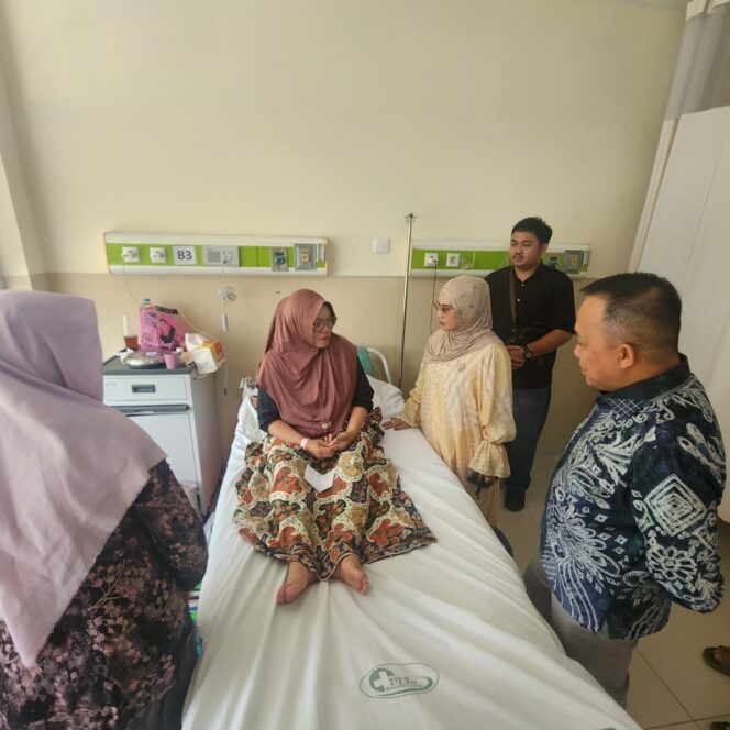
 Jenguk Pasien di RSUD Ulin, Sudian Noor Tunjukkan Kepedulian dan Awasi Layanan Kesehatan