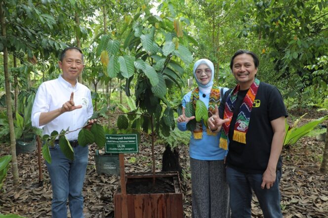 
 Wagub Hasnuryadi Sulaiman Tanam Pohon di Arboretum Ayu Tirta Peringati Hari Bumi 2026