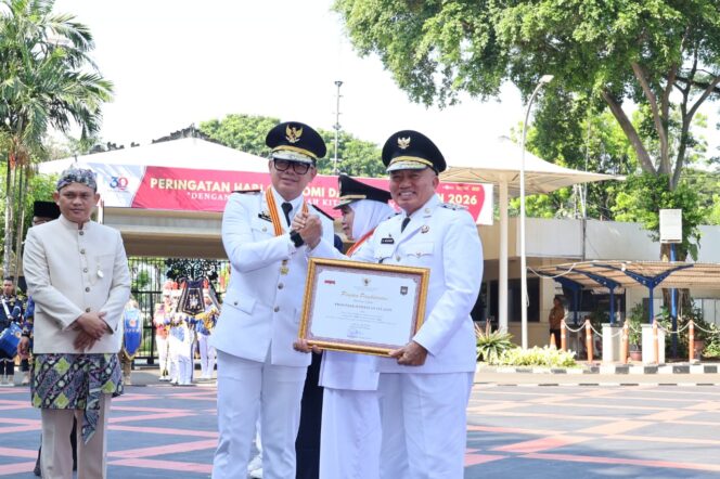 
 Gubernur Kalsel H. Muhidin Terima Penghargaan Atas Prestasi Penyelenggaraan Pemerintah Daerah Kinerja Tinggi