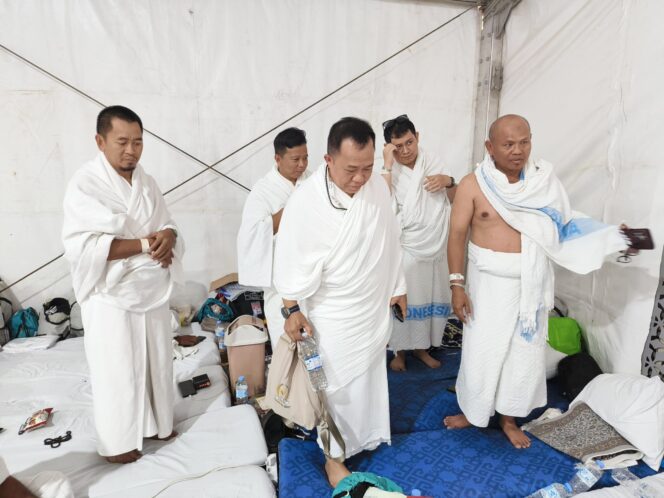 
 Berbaur dengan Jemaah, Anggota DPR RI H. Sudian Noor Wukuf Bersama Jemaah Haji Kalsel