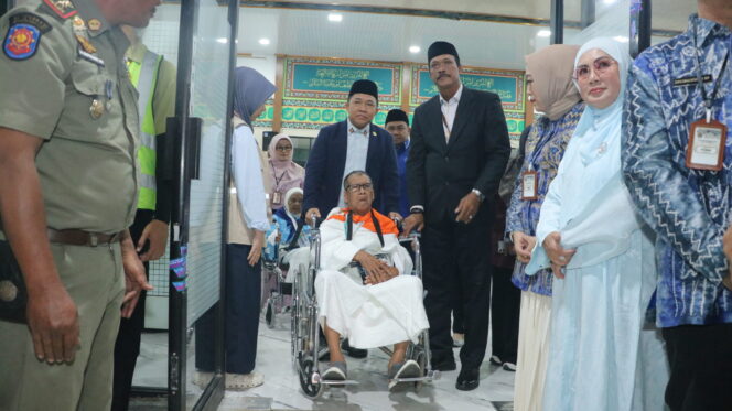 
 Lepas Calon Jemaah Haji, H Sudian Noor Ingatkan Jaga Kekompakan dan Adab