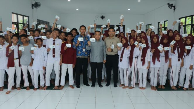
 Satu-satunya di Indonesia, Siswa Sekolah Rakyat Banjarbaru Terima Tabungan Haji Muda dari H. Sudian Noor