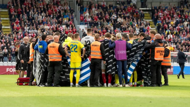 
 Eriksen Kembali Kolaps di Lapangan, Laga Denmark vs Ukraina Dihentikan