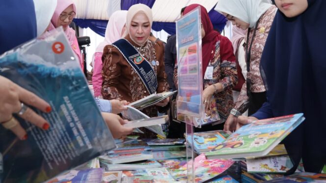 
 Hj Fathul Jannah Muhidin Launching Buku Bunda Literasi Banua