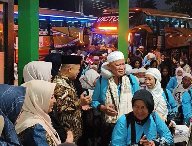 
 Sambut Kedatangan Jemaah Haji Kalsel, H. Sudian Noor Do’akan Menjadi Haji Mabrur