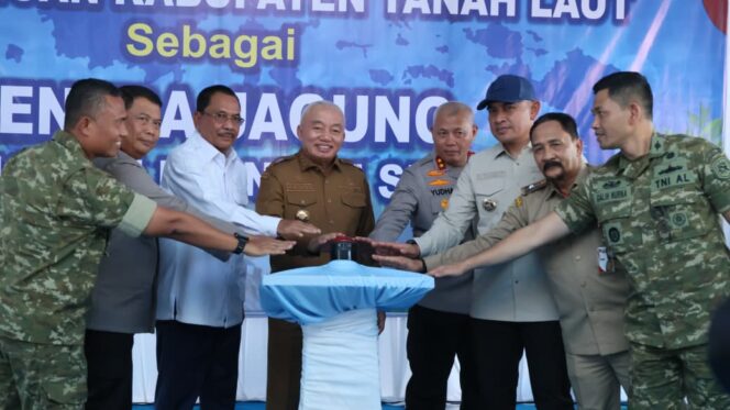 
 Dukung Swasembada Pangan, Gubernur H. Muhidin Berikan Bantuan Alsintan 4 Combine dan 5 Traktor