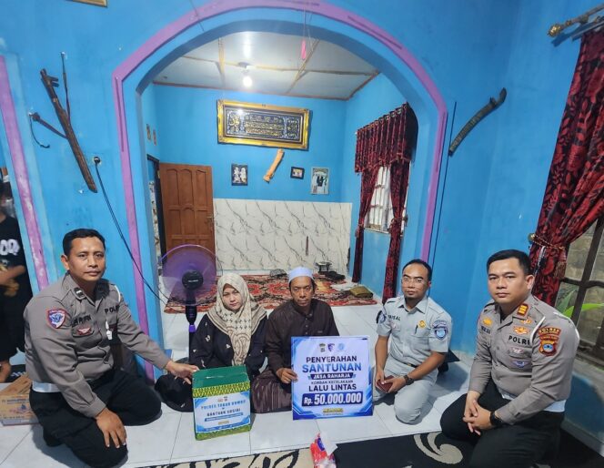 
 Negara Hadir untuk Korban Laka Lantas, Polres Tanah Bumbu dan Jasa Raharja Serahkan Santunan kepada Korban dan Ahli Waris