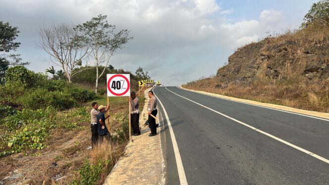 
 Cegah Kecelakaan Berulang, Satlantas Tanbu Pasang Rambu Chevron dan Batas Kecepatan di KM 71,5 Mantewe