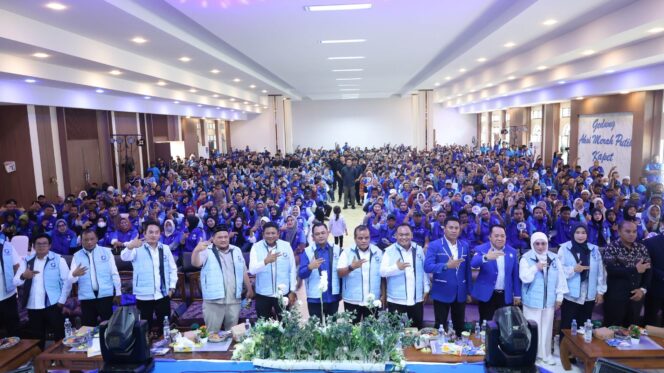
 Kukuhkan Relawan PAN Tanah Bumbu – Kotabaru, H. Sudian Noor Tegaskan Relawan Bukan Orang yang Minta Dilayani, Tapi Siap Melayani
