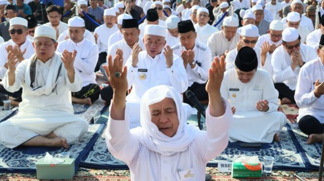 
 Gubernur dan Masyarakat Sholat Istisqa’ di Masjid Sabilal Muhtadin