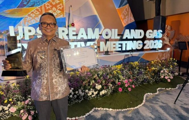 
 Bupati Tabalong Raih Dua Penghargaan dari SKK Migas, Dorong Optimalisasi Potensi Sumur Tua