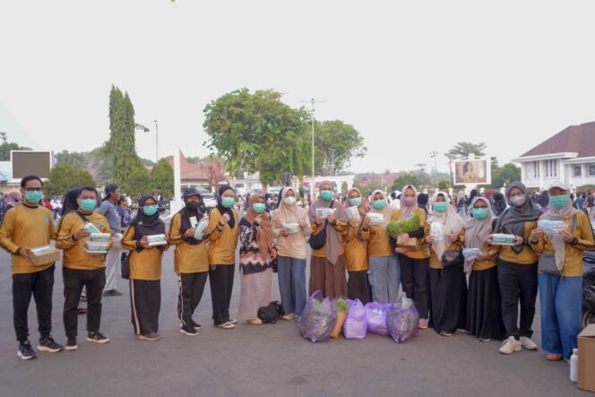 
 TP PKK Banjarbaru Bagikan Masker, Sayur dan Vitamin di Tengah Kabut Asap Karhutla
