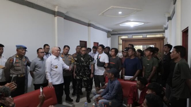 
 Gubernur Kalsel H. Muhidin Beri Rp5 Juta untuk Korban Selamat KM Virgo