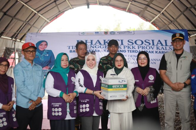 
 Ketua TP PKK Kalsel Hj. Fathul Jannah Serahkan Bantuan ke Warga Terdampak Karhutla di Barito Kuala